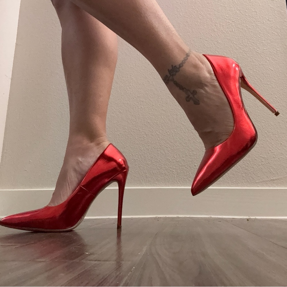 Metallic red pointed toe pumps